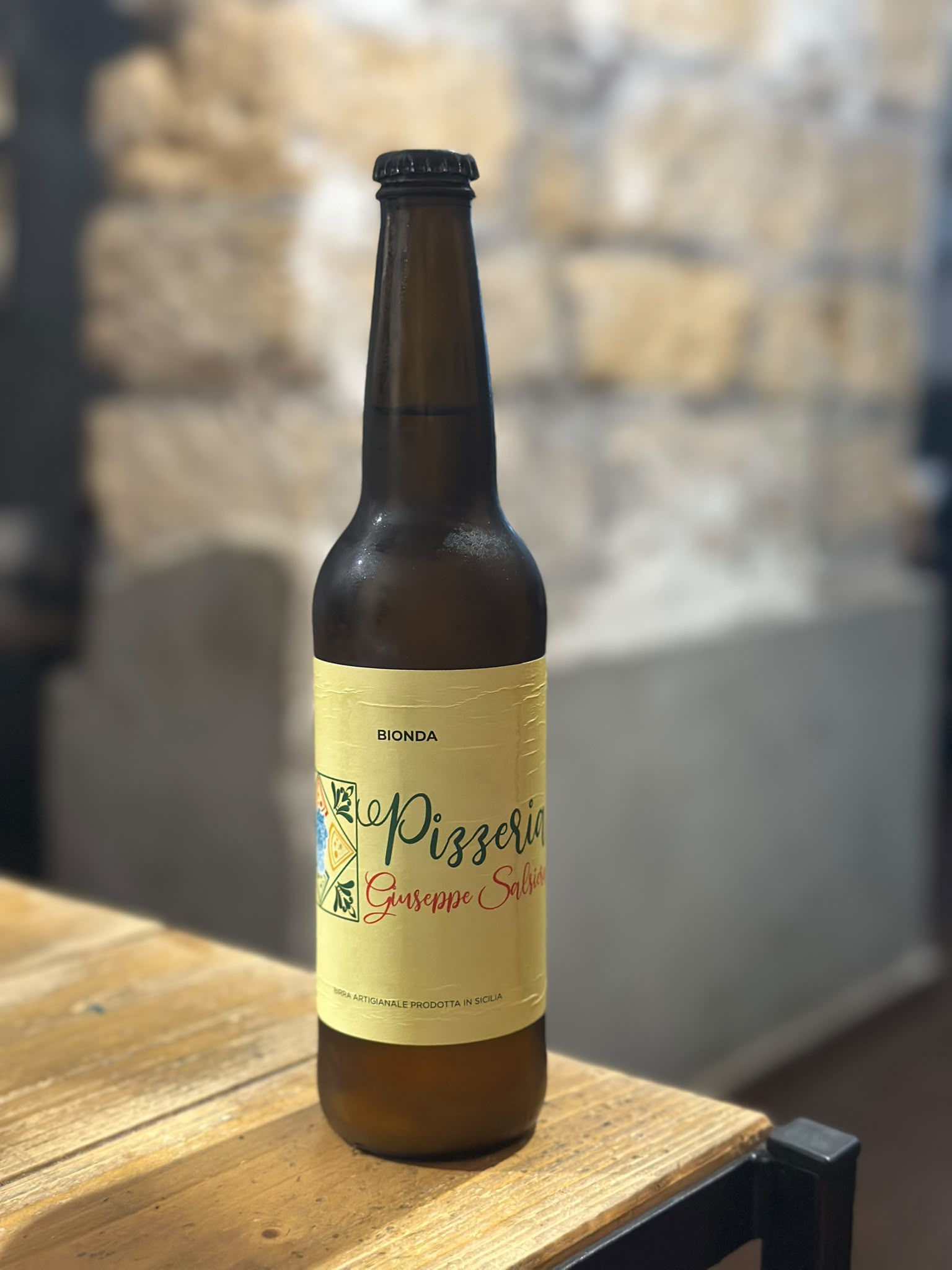 Bottiglia di birra artigianale Bionda Pizzeria Giuseppe Salsiera, con etichetta gialla