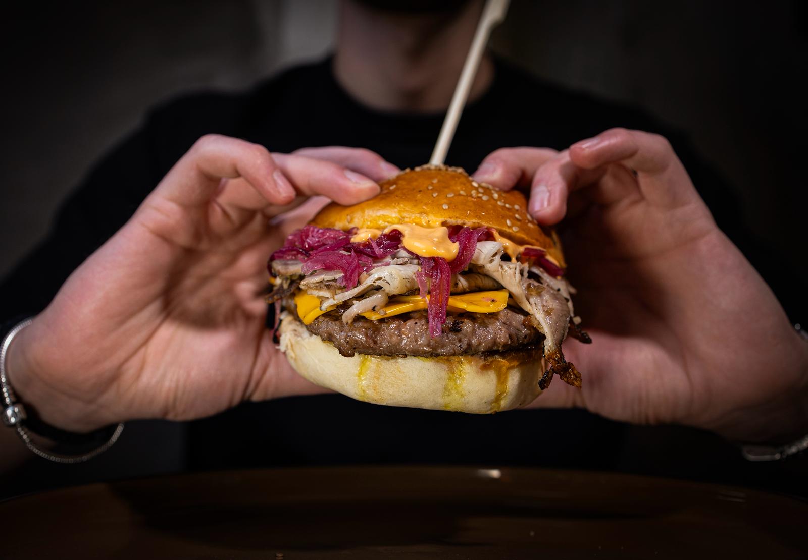 Hamburger artigianale servito tra le mani