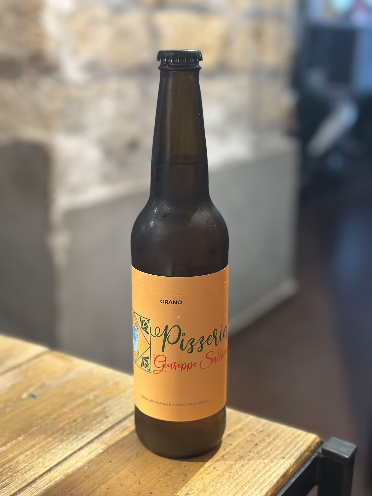 Bottiglia di birra artigianale Grano Pizzeria Giuseppe Salsiera, con etichetta dorata