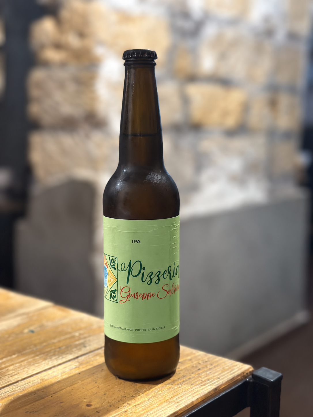 Birra artigianale IPA Pizzeria Giuseppe Salsiera con etichetta verde, ricostruzione grafica