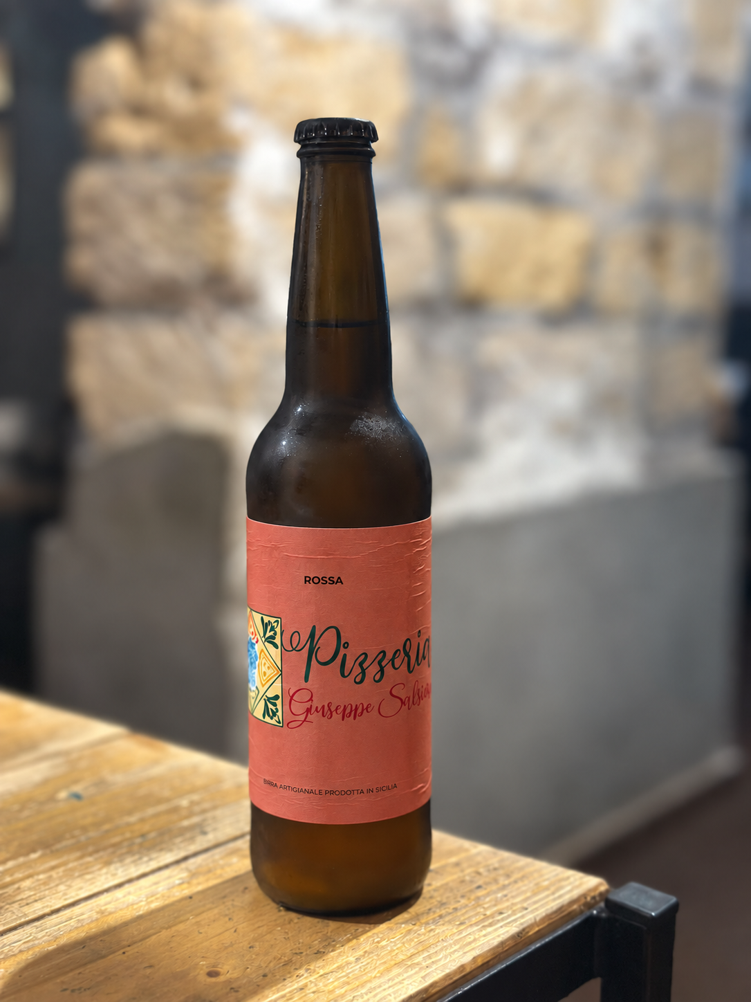 Birra artigianale Rossa Pizzeria Giuseppe Salsiera con etichetta rossa, ricostruzione grafica
